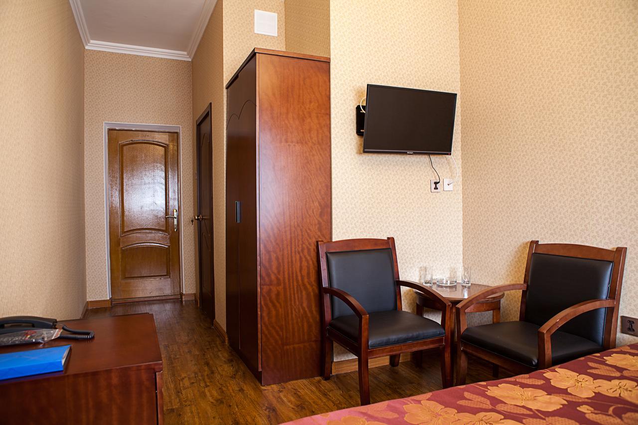 Hotel Topaz Астана Екстериор снимка